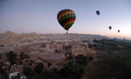 Globo aerostático en Egipto Egipto: Muere una persona por estrellarse un globo aerostático con turistas